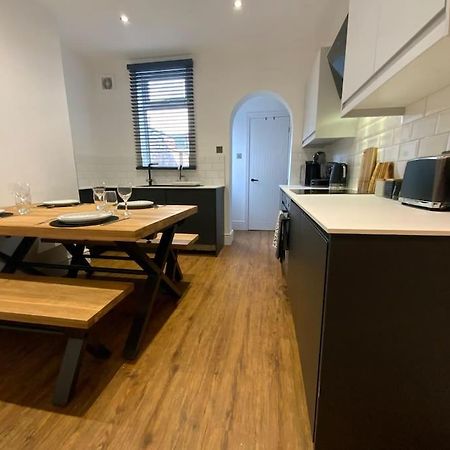 Centrally Located To The City Of Lincoln Extérieur photo