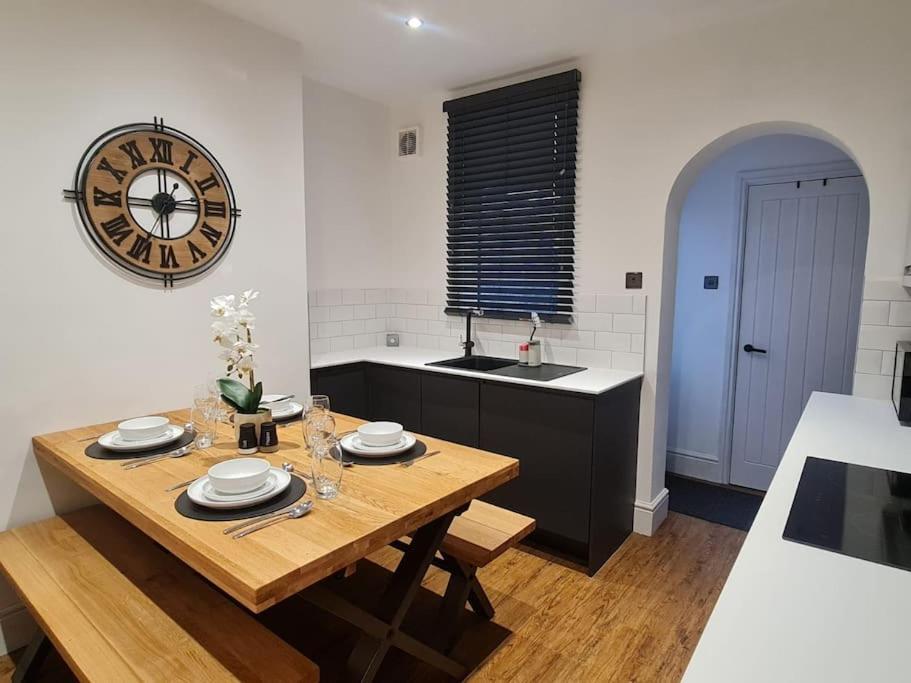 Centrally Located To The City Of Lincoln Extérieur photo