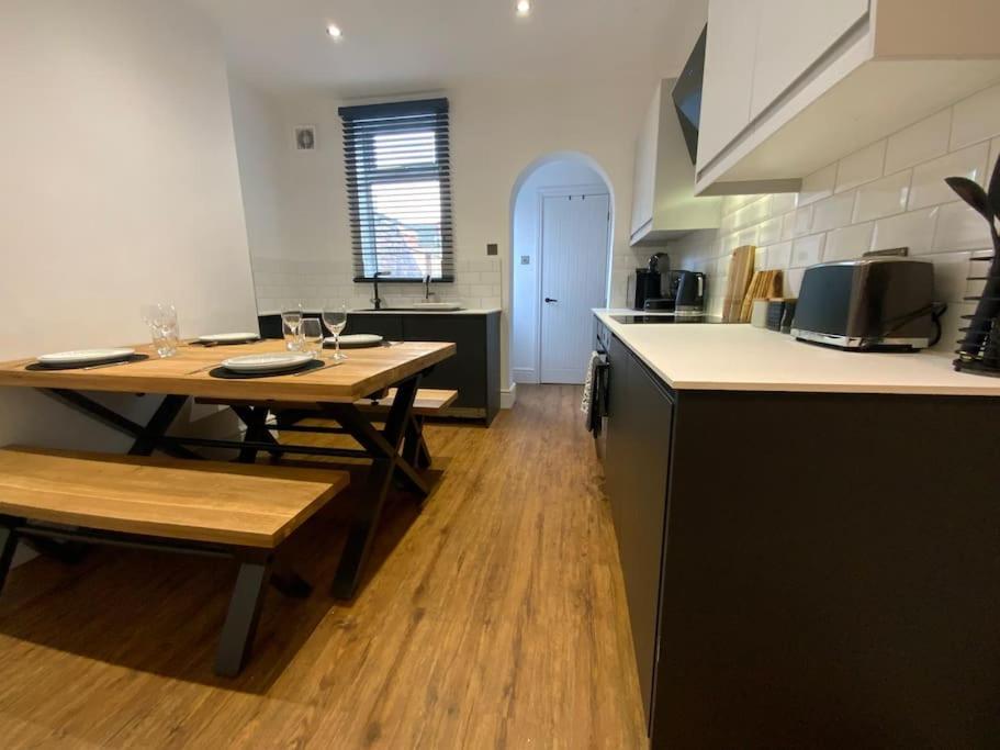 Centrally Located To The City Of Lincoln Extérieur photo
