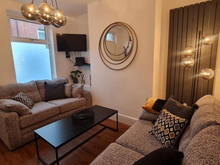 Centrally Located To The City Of Lincoln Extérieur photo