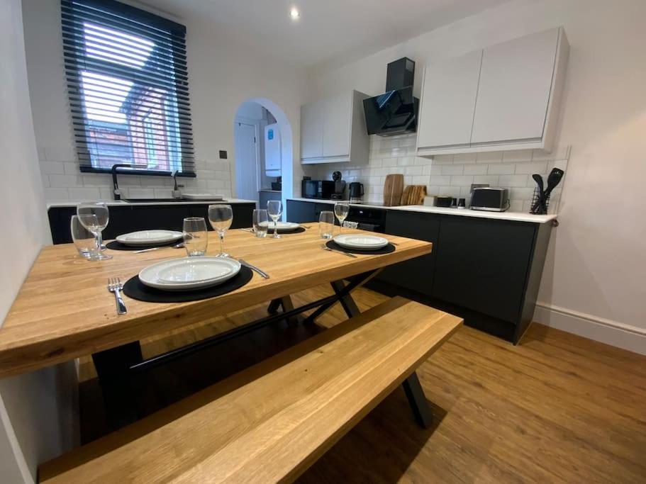 Centrally Located To The City Of Lincoln Extérieur photo