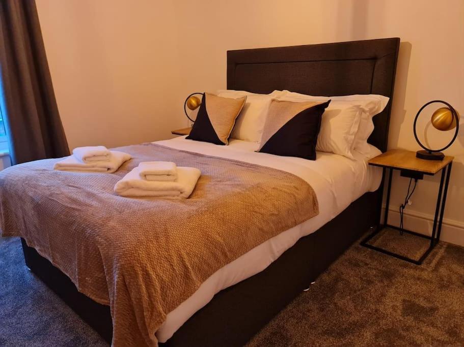 Centrally Located To The City Of Lincoln Extérieur photo