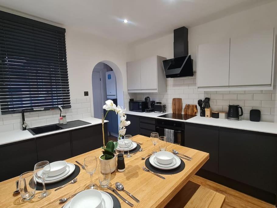 Centrally Located To The City Of Lincoln Extérieur photo