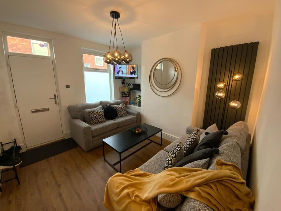 Centrally Located To The City Of Lincoln Extérieur photo